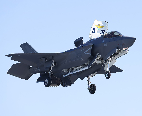 Uno de los F-35B, del AMI en fase de aterrizaje en un navo. (foto AMI)